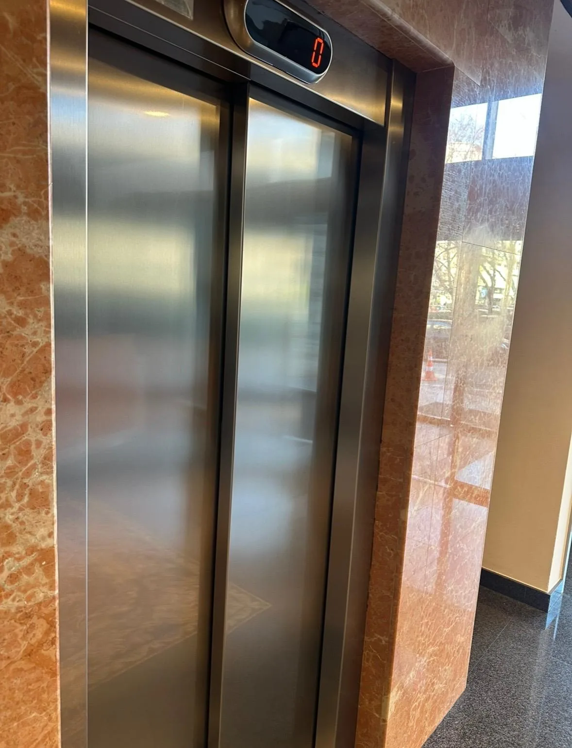 Očišćeni i ispolirani inox detalji u enterijeru
