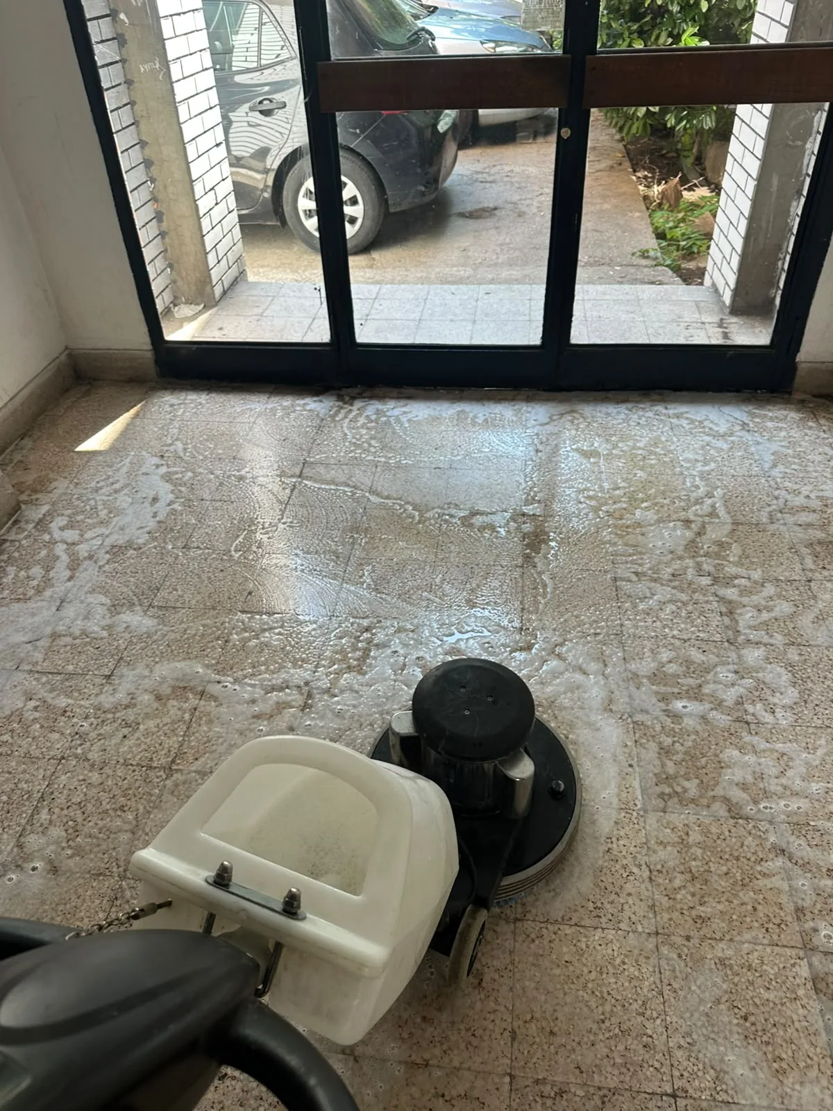 Mašinsko pranje kamenog poda u ulaznom prostoru